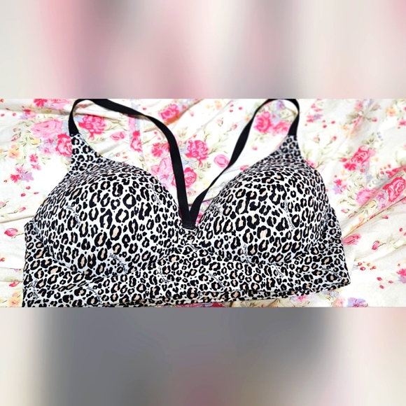 Victoria Secret Lightly Lined Bra - Picture 1 of 3